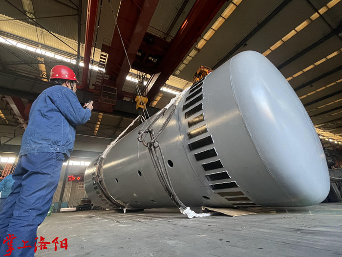 我公司生产的两台阳极炉成功装车，准备发往客户现场